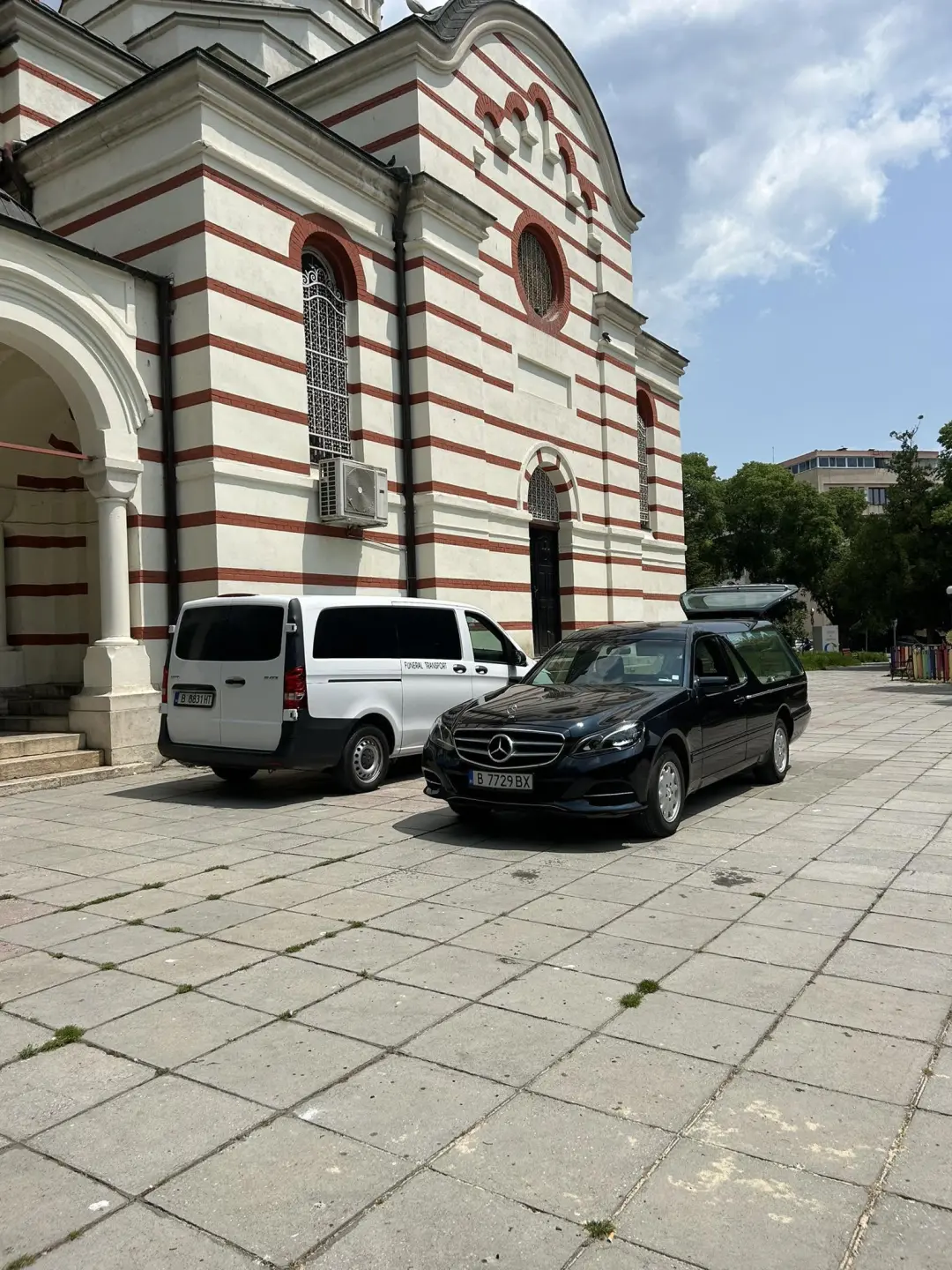 Черна катафалка BMW на погребална агенция Обелиск